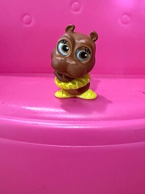 Disney Doorable 
Hippo Figure with Yellow Collar